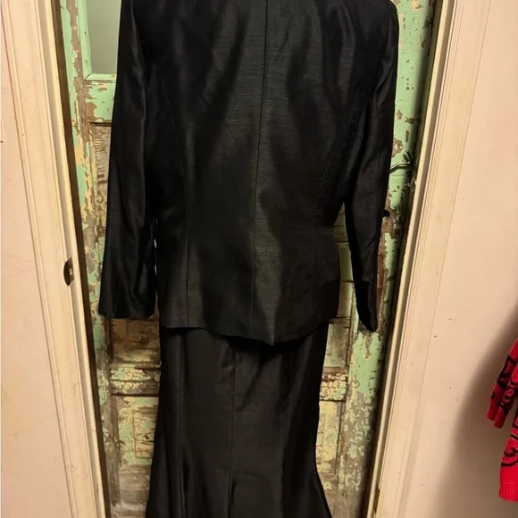 Elegant Black and White Women's Dress Suit - Picture 6 of 16